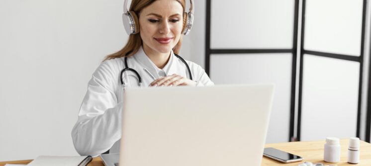 medium-shot-doctor-desk (2)